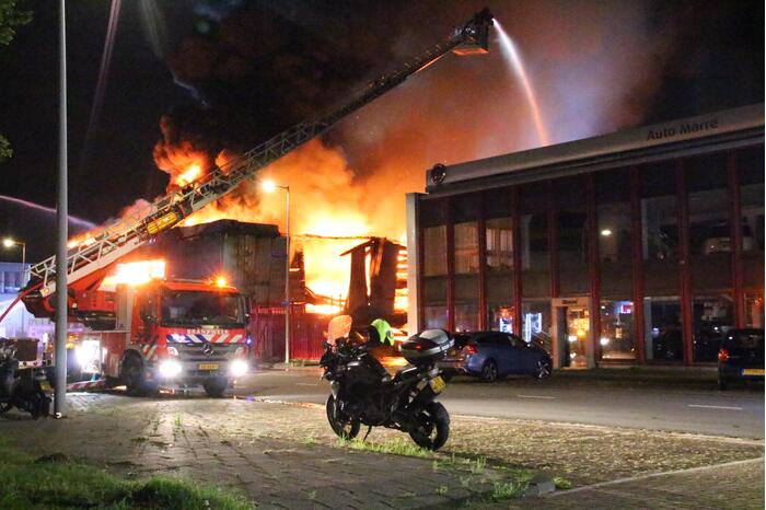 Vlammenzee in pand van autodealer