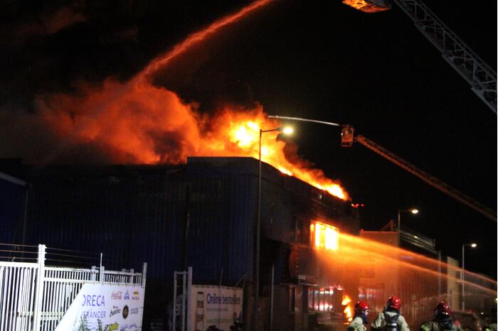Vlammenzee in pand van autodealer