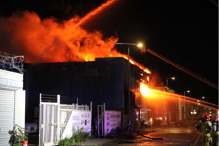 Vlammenzee in pand van autodealer