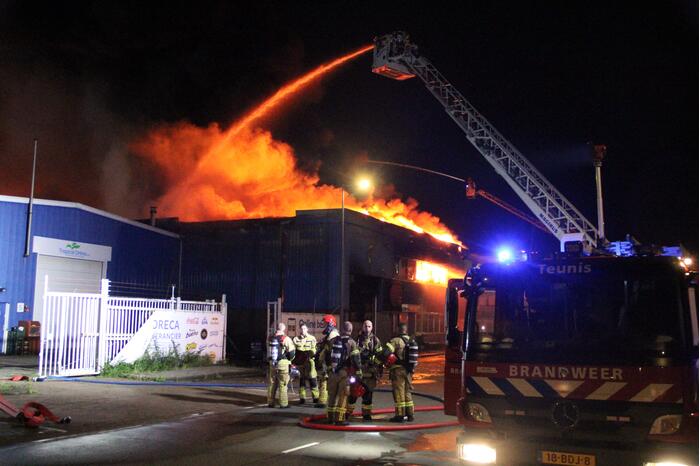 Vlammenzee in pand van autodealer