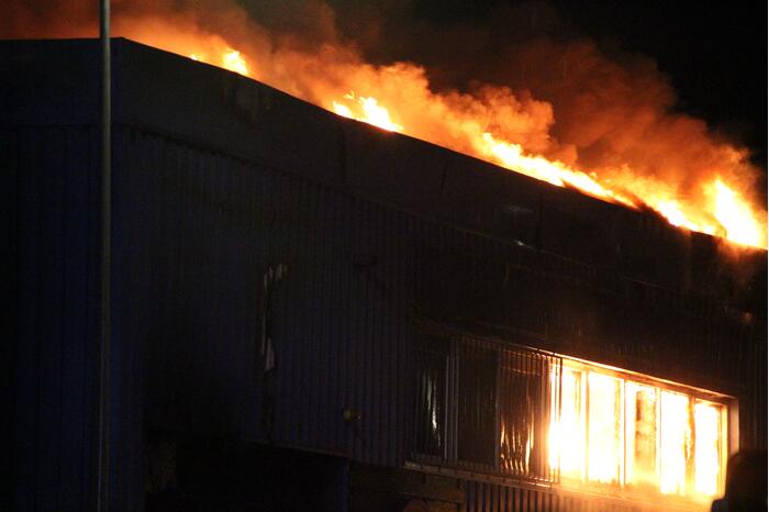 Vlammenzee in pand van autodealer