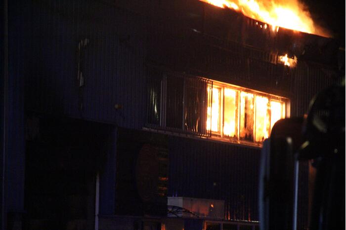 Vlammenzee in pand van autodealer