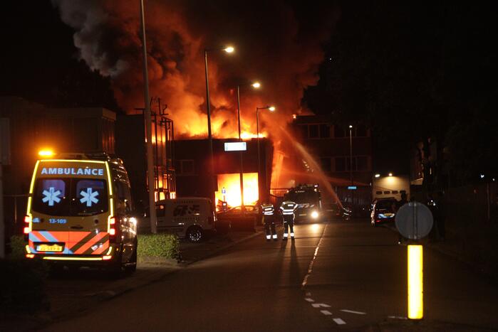 Vlammenzee in pand van autodealer