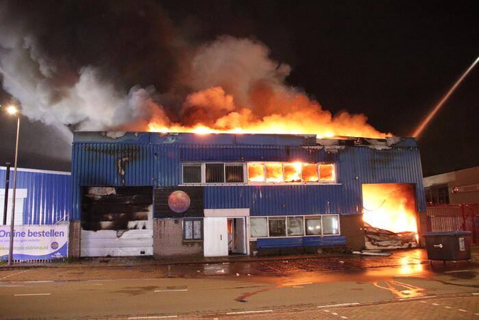 Vlammenzee in pand van autodealer