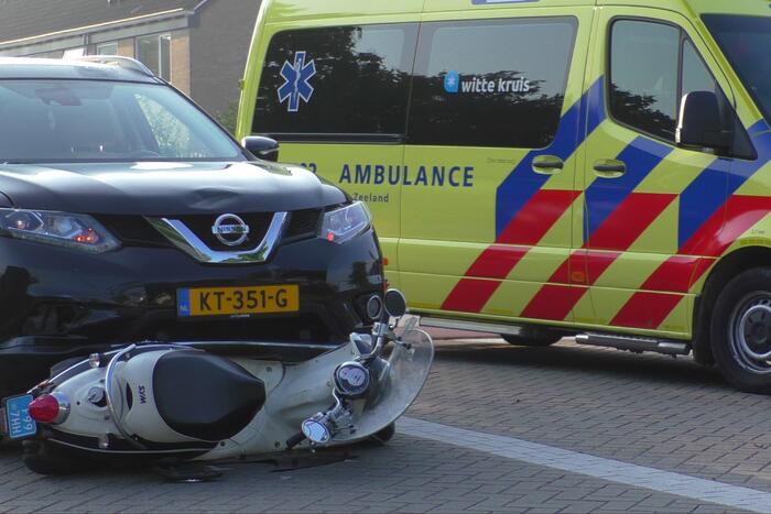Scooter onder auto na aanrijding