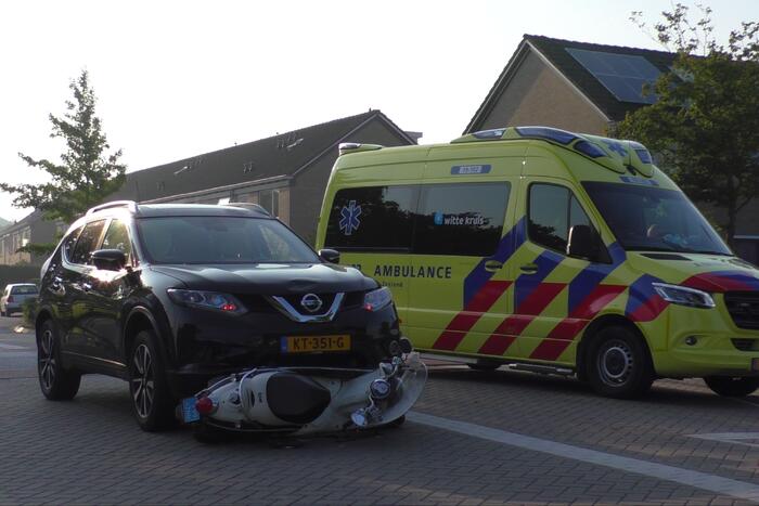 Scooter onder auto na aanrijding