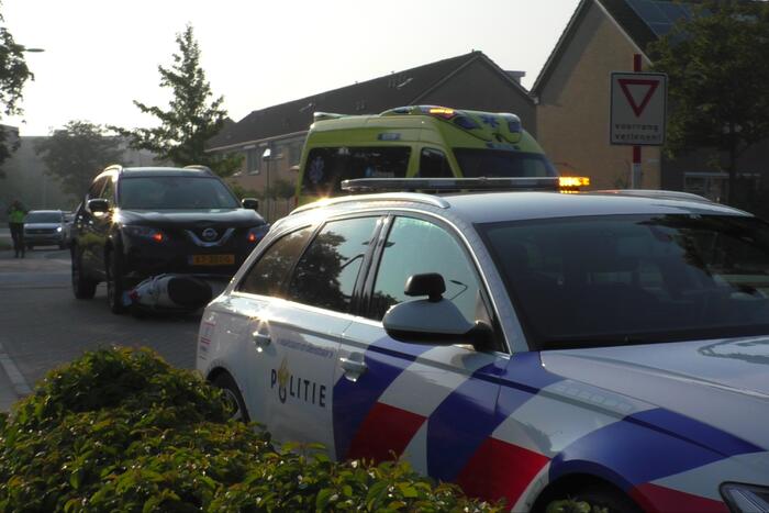 Scooter onder auto na aanrijding