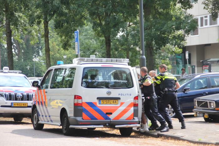 Agressieve vrouw aangehouden en ingesloten