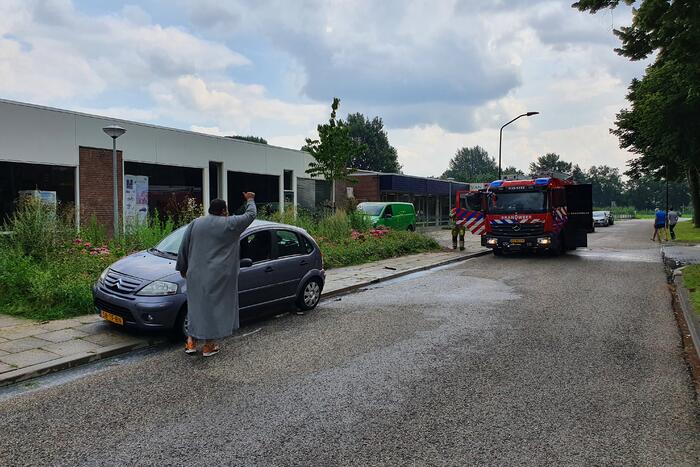 Vlammen slaan uit de motorcompartiment