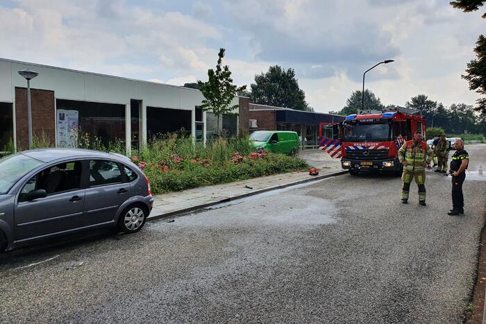 Vlammen slaan uit de motorcompartiment