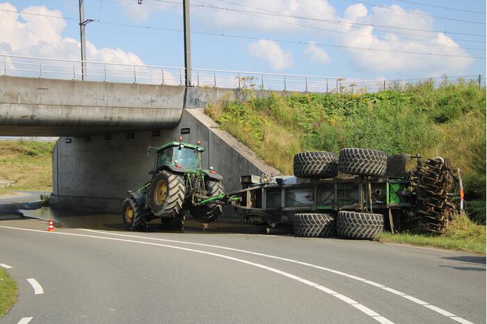 Aanhanger van tractor kiept om in bocht