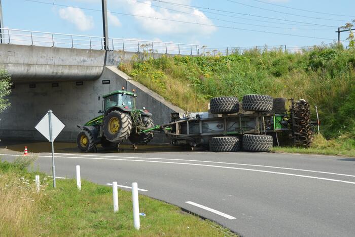 Aanhanger van tractor kiept om in bocht