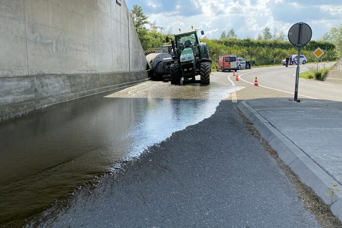Aanhanger van tractor kiept om in bocht