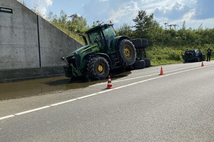 Aanhanger van tractor kiept om in bocht