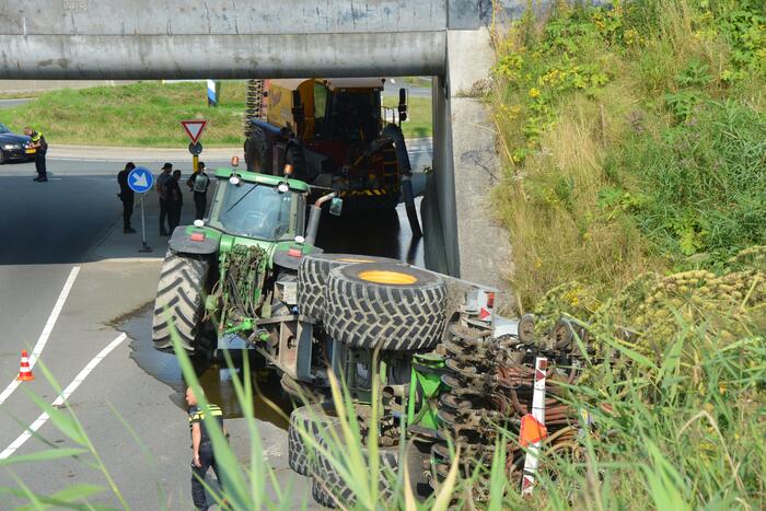 Aanhanger van tractor kiept om in bocht