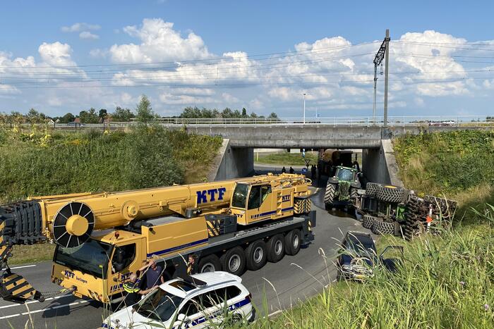 Aanhanger van tractor kiept om in bocht