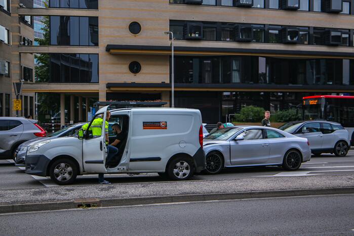 Lange verkeersophoping door botsing tussen bestelbus en personenauto's