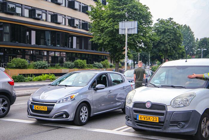 Lange verkeersophoping door botsing tussen bestelbus en personenauto's