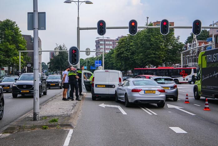 Lange verkeersophoping door botsing tussen bestelbus en personenauto's