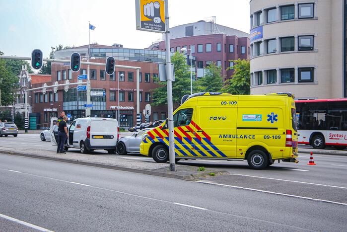 Lange verkeersophoping door botsing tussen bestelbus en personenauto's