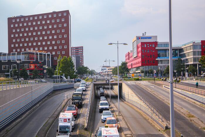 Lange verkeersophoping door botsing tussen bestelbus en personenauto's