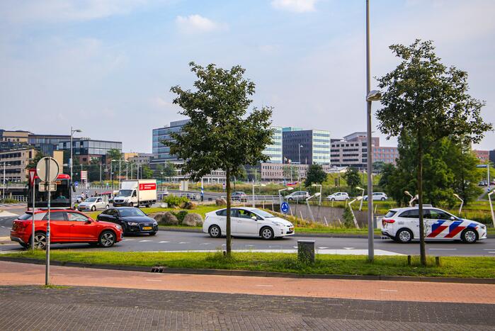 Lange verkeersophoping door botsing tussen bestelbus en personenauto's