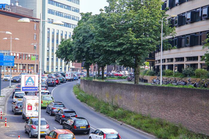 Lange verkeersophoping door botsing tussen bestelbus en personenauto's