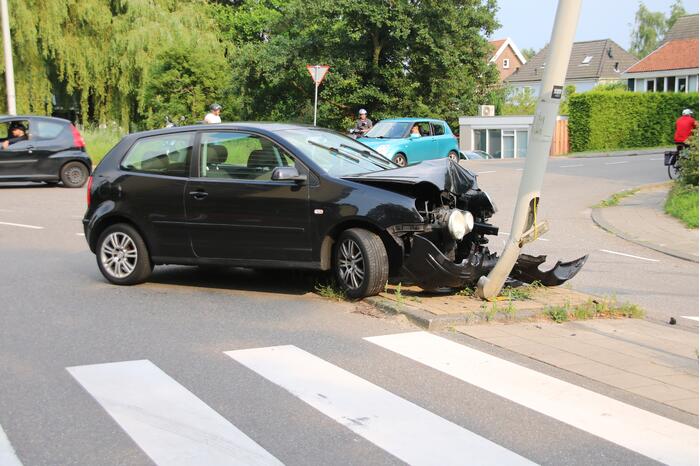 Bestuurder gewond bij botsing tegen lantarenpaal