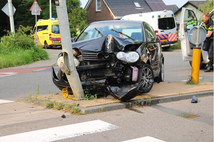 Bestuurder gewond bij botsing tegen lantarenpaal