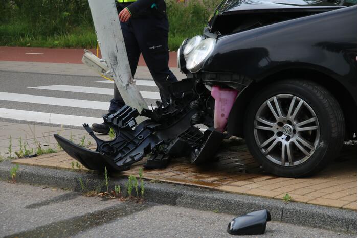 Bestuurder gewond bij botsing tegen lantarenpaal