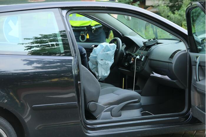 Bestuurder gewond bij botsing tegen lantarenpaal