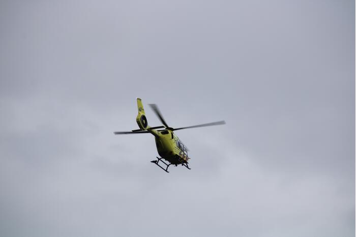 Traumahelikopter landt op de snelweg