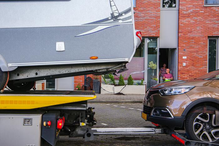 Automobilist rijdt met caravan tegen betonnen bloembak