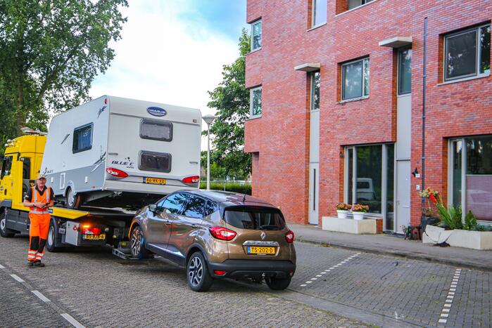 Automobilist rijdt met caravan tegen betonnen bloembak