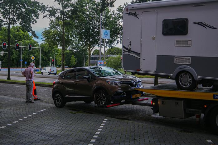 Automobilist rijdt met caravan tegen betonnen bloembak