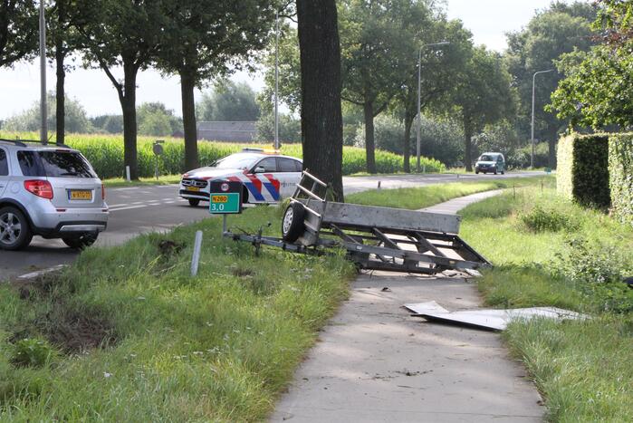 Ravage na aanrijding met aanhangwagen