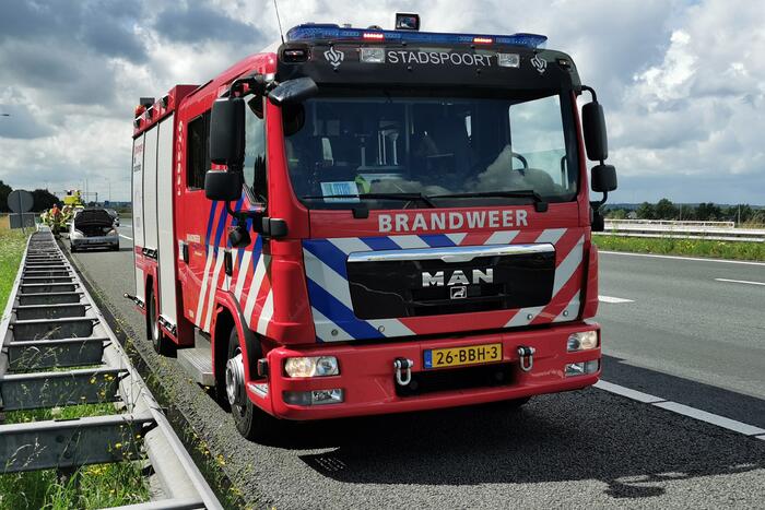 Autobrand op snelweg, inzittenden gevlucht