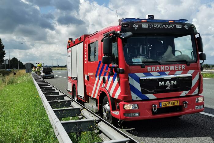 Autobrand op snelweg, inzittenden gevlucht