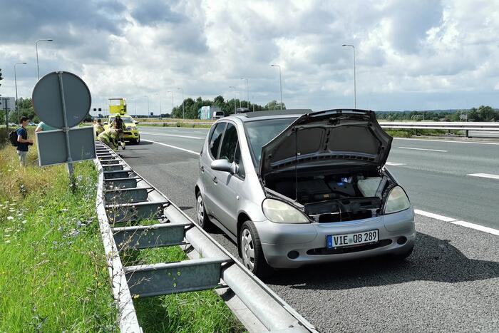 Autobrand op snelweg, inzittenden gevlucht