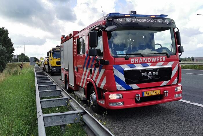Autobrand op snelweg, inzittenden gevlucht