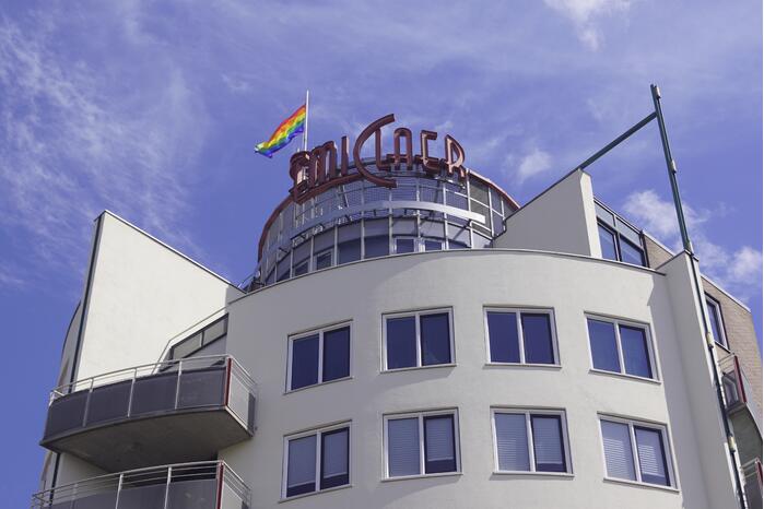 Winkelcentrum Emiclaer hijst regenboogvlag