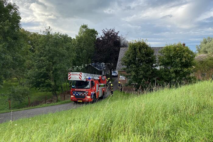 Rook uit schoorsteen van woning