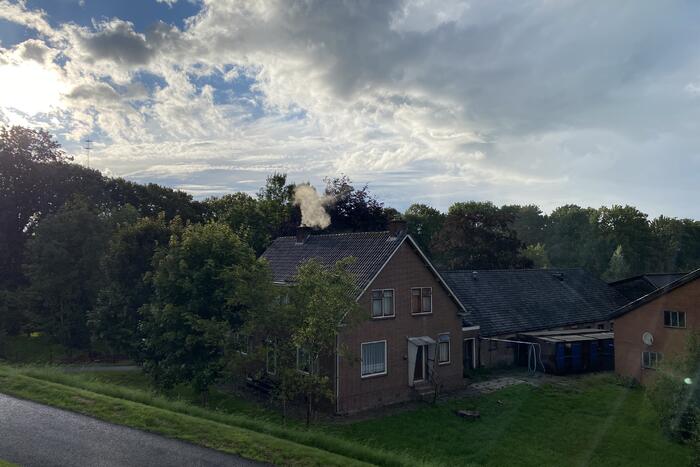 Rook uit schoorsteen van woning
