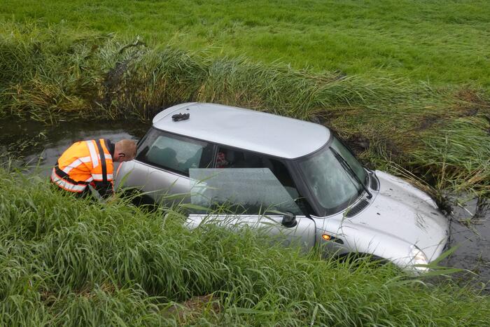 Auto belandt in sloot