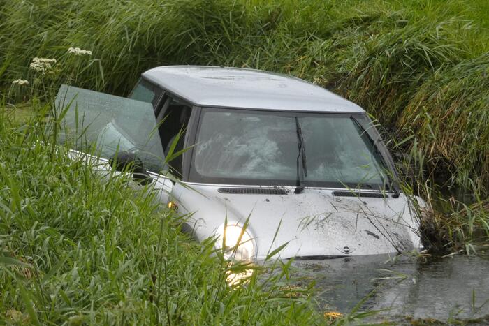 Auto belandt in sloot