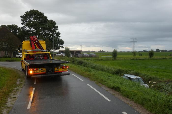Auto belandt in sloot