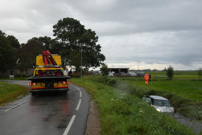 Auto belandt in sloot