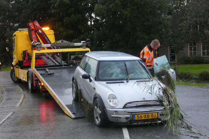 Auto belandt in sloot