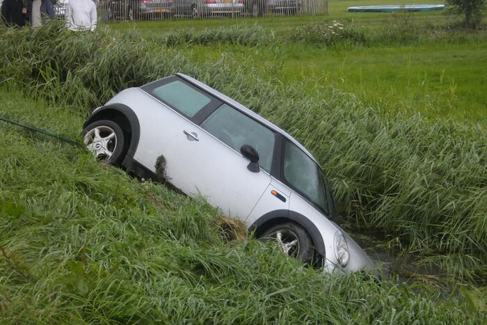 Auto belandt in sloot