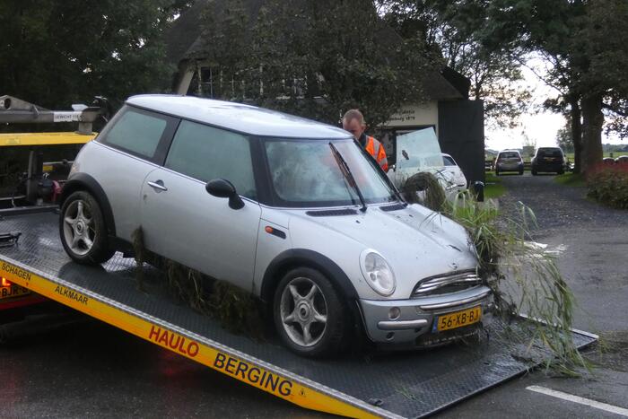 Auto belandt in sloot